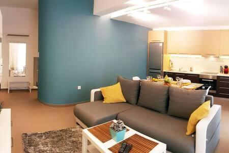 2 Bedroom Luxury Near Acropolis Apartment
